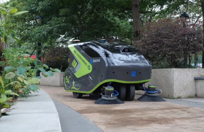 USDT钱包环境5G环卫机器人亮相2021中国创新创业成果交易会